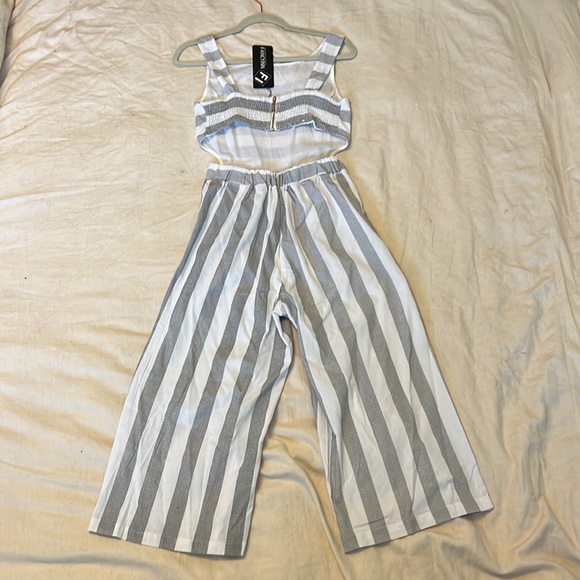 Romper with pockets. Key hole back - Picture 2 of 5